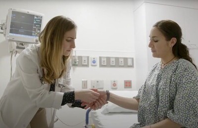 Кодирование Аквилонг в Новозыбкове Врач держит пациентку за руку